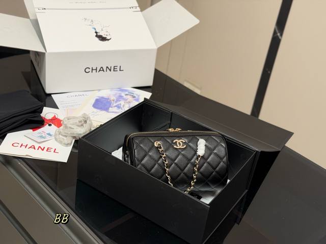 Comes with a folding box. Size: 19.11cm. Chanel 25P Bowling Bag. This bowling ba