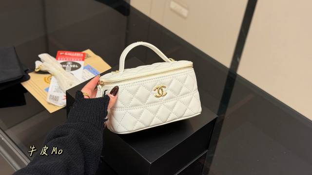 Comes with a folding box. Size: 17*11cm. Chanel box/makeup case. The most stylis