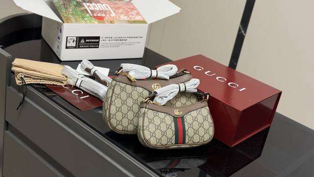 Comes with a folding box/airplane box. This Gucci Ophidia monogram shoulder bag