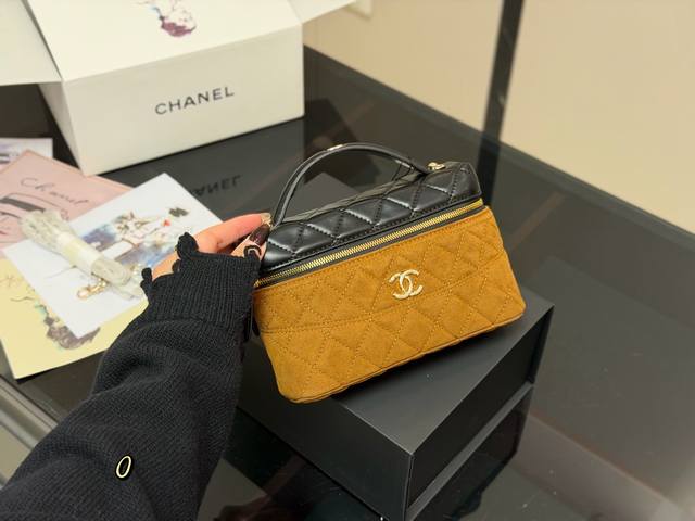 Comes with a folding box/airplane box. Size: 19.12cm. Chanel Hobo Lunch Box (als