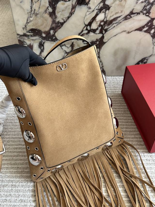 Comes with box. Size: 28cm (30cm). Valentino's new arrival! Who can resist this