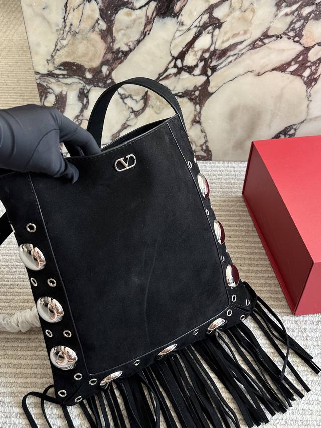 Comes with box. Size: 28cm (30cm). Valentino's new arrival! Who can resist this