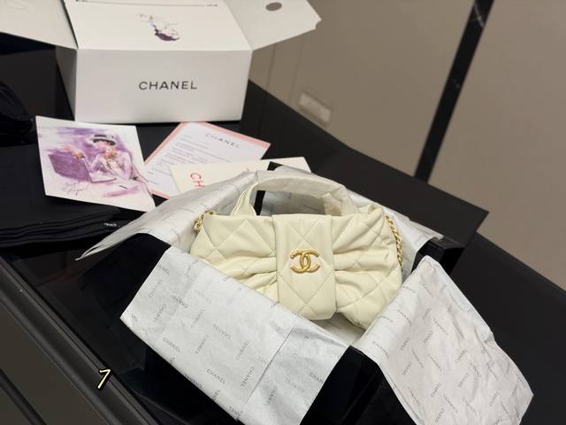 Comes with box. Size: 18*16cm. Chanel 25K New Bow Chain Bag.
