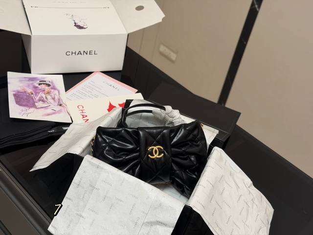 Comes with box. Size: 18*16cm. Chanel 25K New Bow Chain Bag.