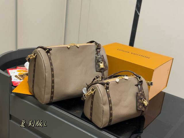 Comes with a folding box/airplane box. Size: 25cm 36cm. LV Express New Arrival.