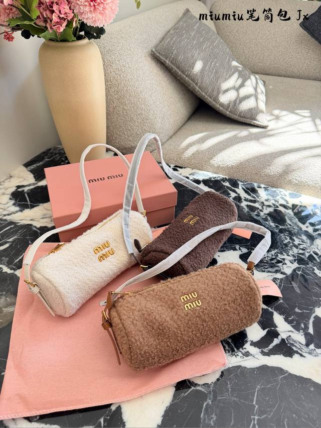 The Miu pen holder bag is absolutely gorgeous! Miu Miu is so beautiful, everyone