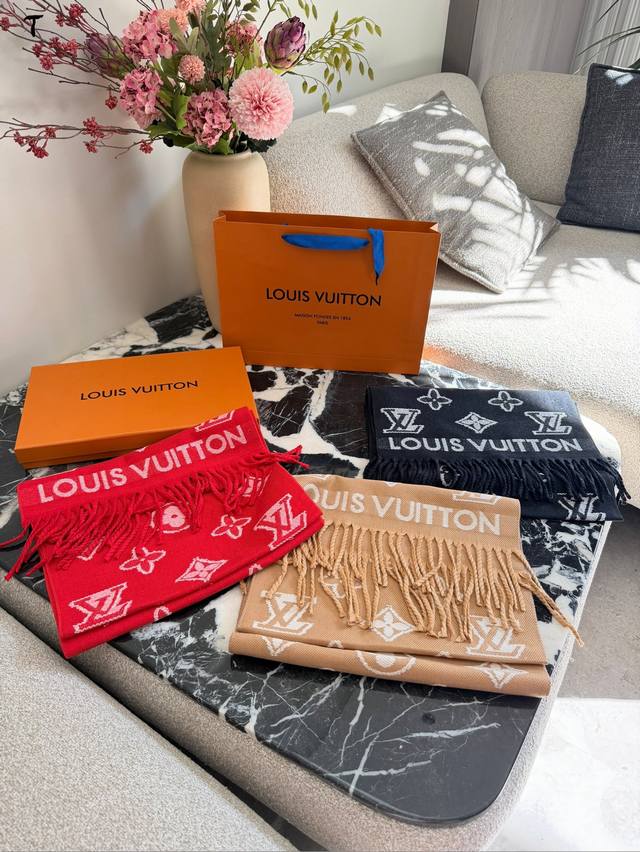 Louis Vuitton Monogram Wool Scarf This Louis Vuitton Monogram wool scarf feature