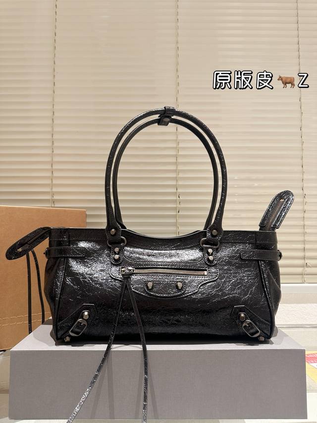 Oil-waxed leather with box. Size: 32*16cm. Balenciaga's newest tribute motorcycl