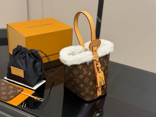 Comes with a folding box/airplane box. Another hot new vintage LV bag is here! A