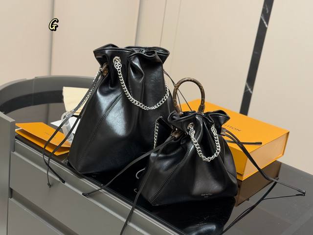 Comes with a folding box/airplane box. New LV Off Duty backpack! Super high qual