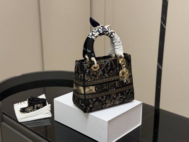 Comes with a folding box. Size: 24*20cm. Dior embroidered Lady Dior bag. Modern,
