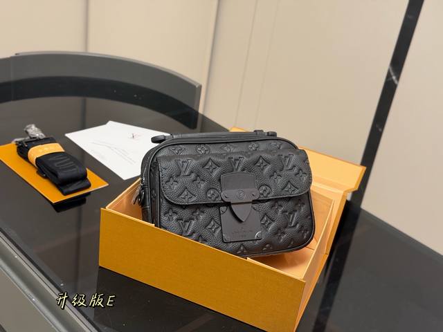 Comes with a folding box. Size: 25.18cm. New men's messenger bag!