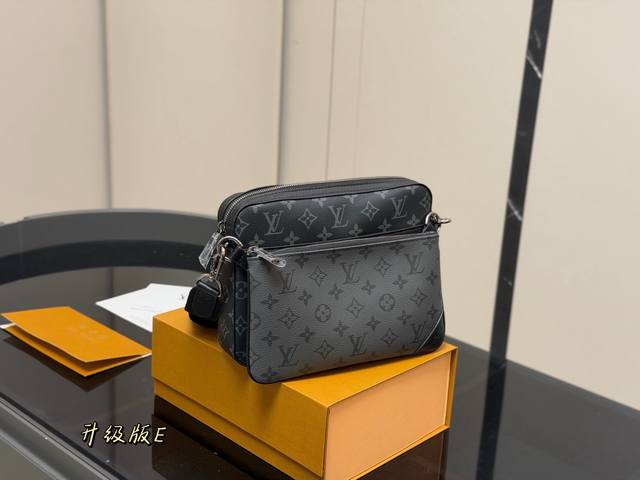 Comes with a folding case. Size: 25*18.5cm*7cm. Men's Lv 3-in-1 bag. Can be worn
