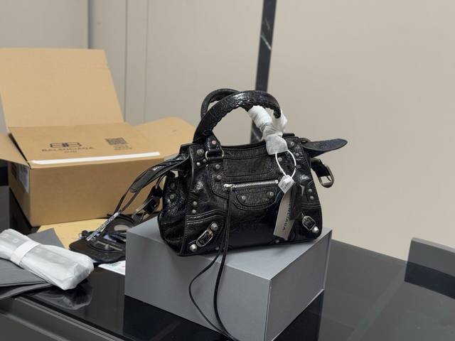 Comes with full packaging. Size: 26.20cm. Balenciaga new motorcycle oversized ba