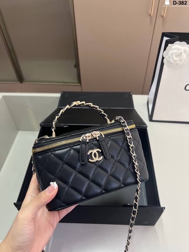 Chanel handbag with handle. Can be worn on the shoulder or crossbody, this super