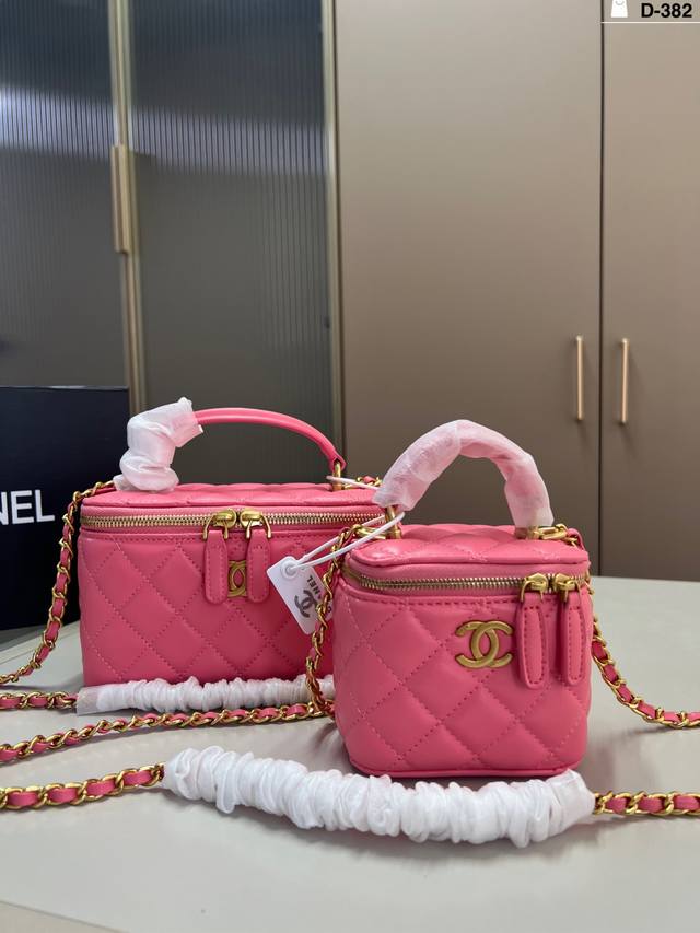 Chanel hand-held makeup case/lipstick case Ddd