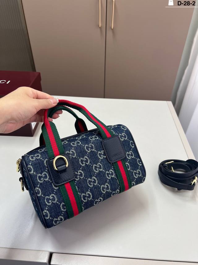 Gucci pillow bag. Large capacity, can be carried by hand or worn crossbody. A mu