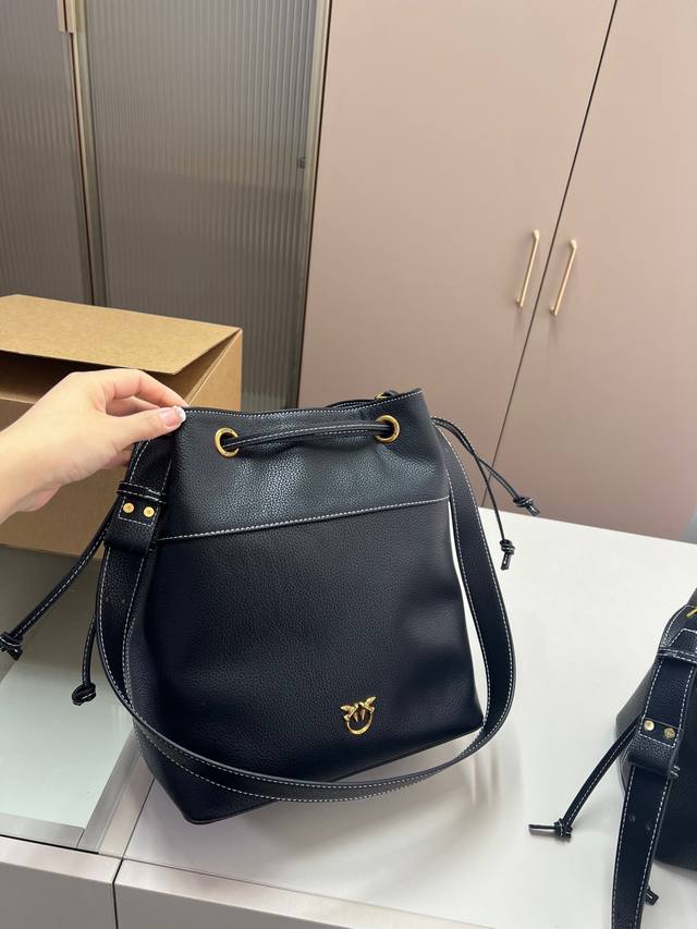 Large Pinko drawstring bucket bag, minimalist style, stunningly beautiful swallo