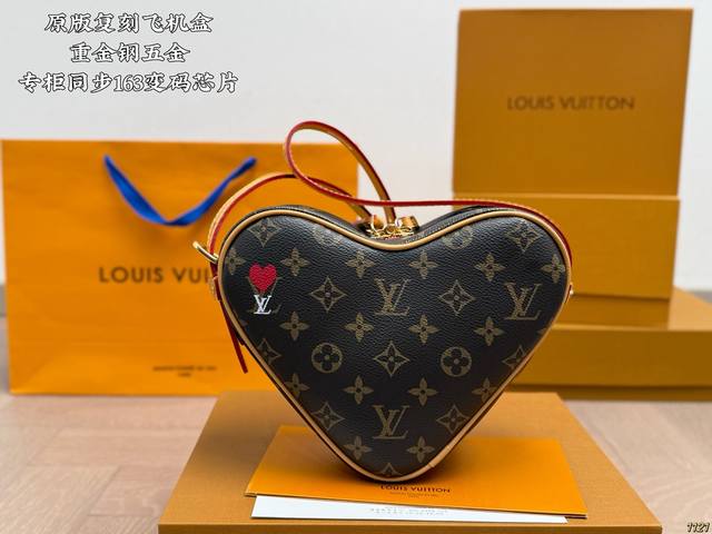 Original replica airplane box Heavy metal steel hardware Same as boutique 163 va