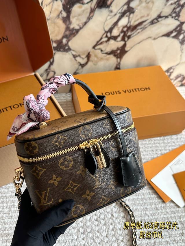 Original boxed version. Size: 19*14cm. New Vanity mini box bag, size 25Ss. Compa