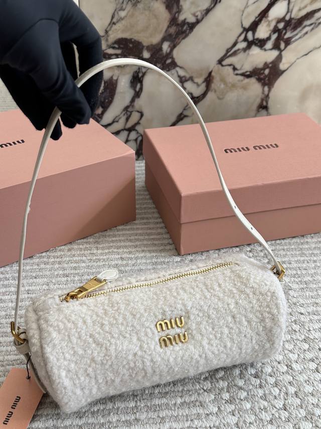 The Miu pen holder bag is absolutely gorgeous! Miu Miu is so beautiful, everyone