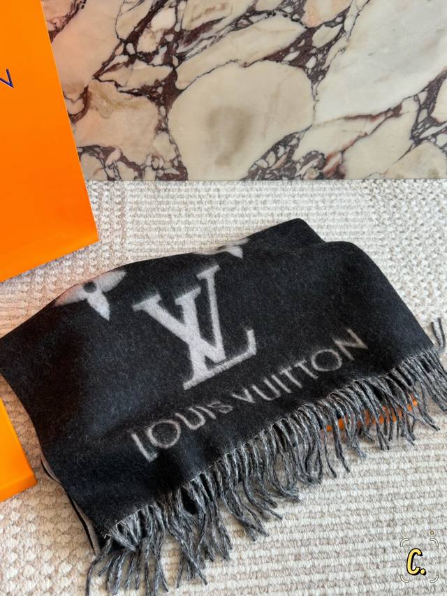 Original cashmere scarf with box. Size: *45cm. 100% cashmere scarf from L's bran