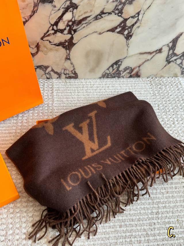 Original cashmere scarf with box. Size: *45cm. 100% cashmere scarf from L'Or