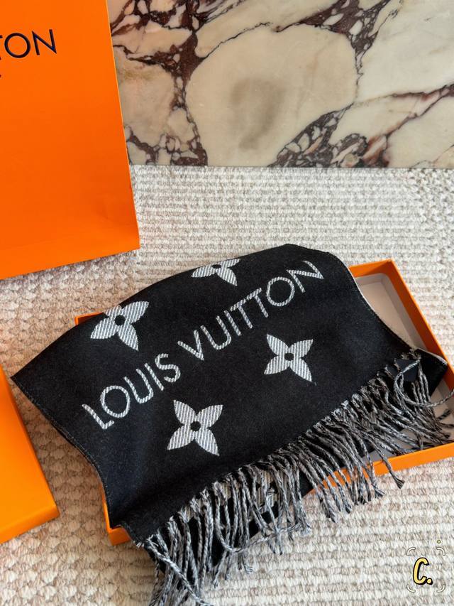 Comes with box. Size: *35cm. L's new reversible scarves are so beautiful! Milk t