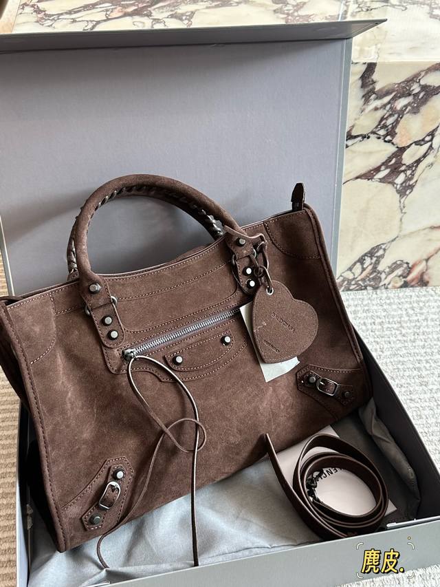 Suede with box * Large The most iconic Le City handbag series 2025. This series