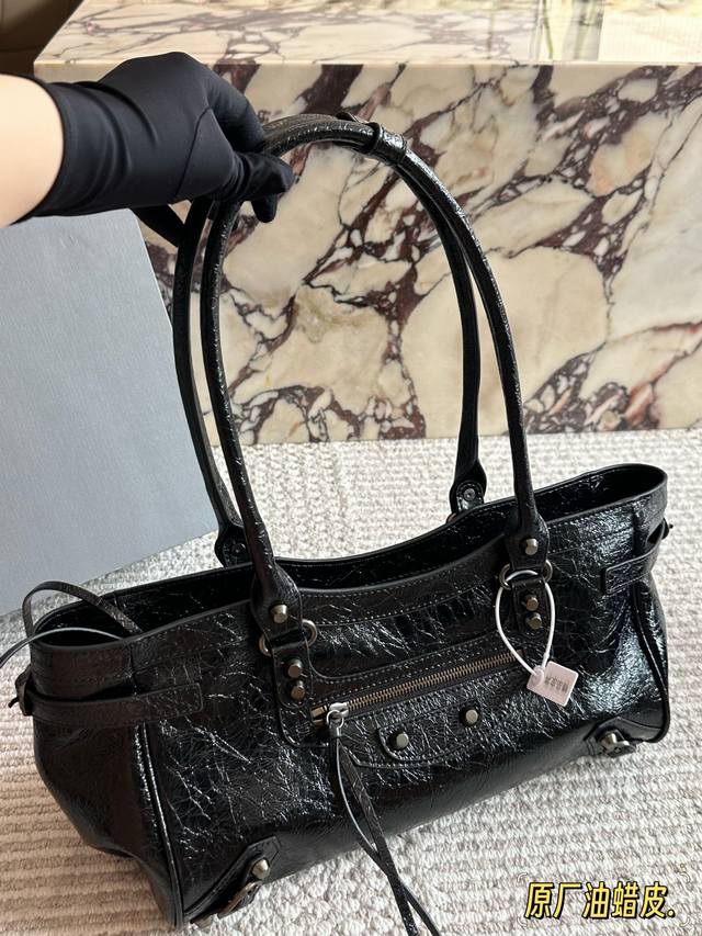 Oil-waxed leather with box. Size: 32*16cm. Balenciaga's newest tribute to classi