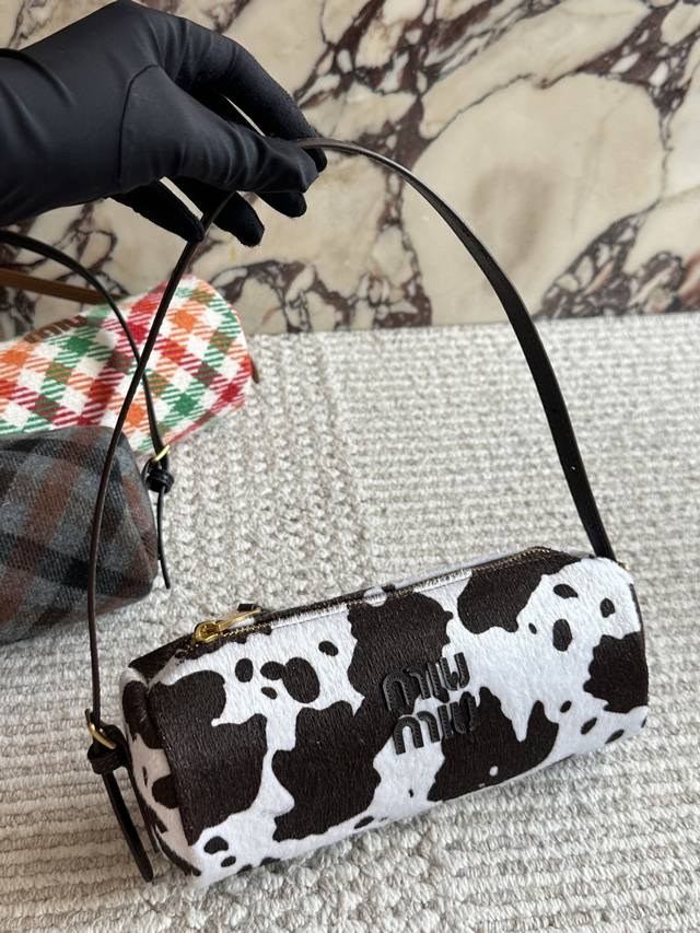 Box included. Size: 22.9cm. Who is the one who has the joy of owning the Miu Miu