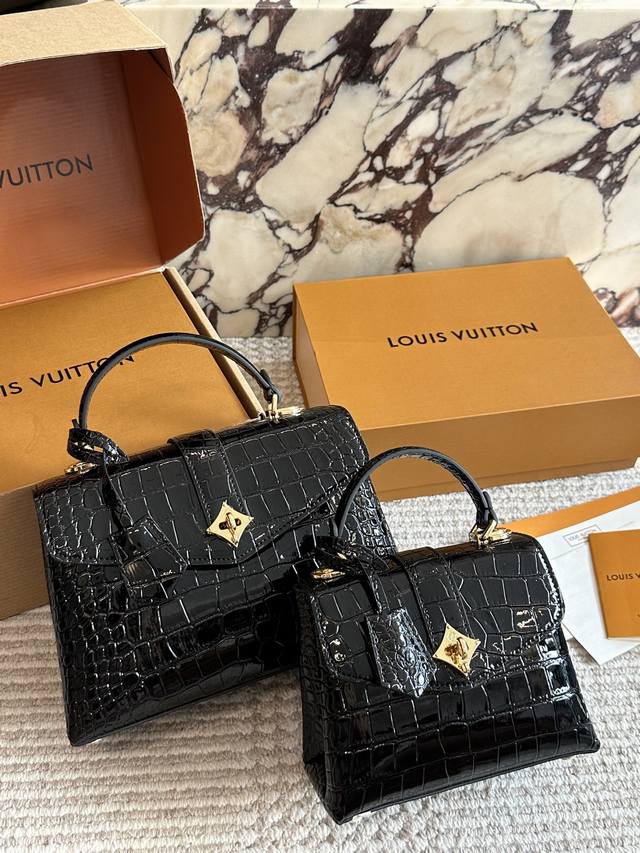 Size: 27 17cm (Ddd) 19 15cm (Ddd) New crocodile-embossed handbag from L'Or