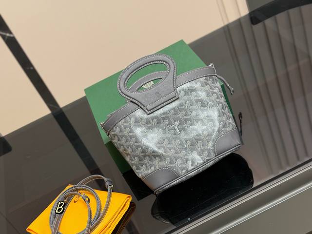 Comes with a folding box Goyard's new shopping basket, a must-have for daily com