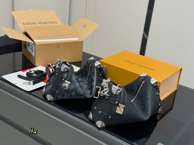 LV Side Trunk with Folding Box | Who knows! This black one is so cool! Its appe