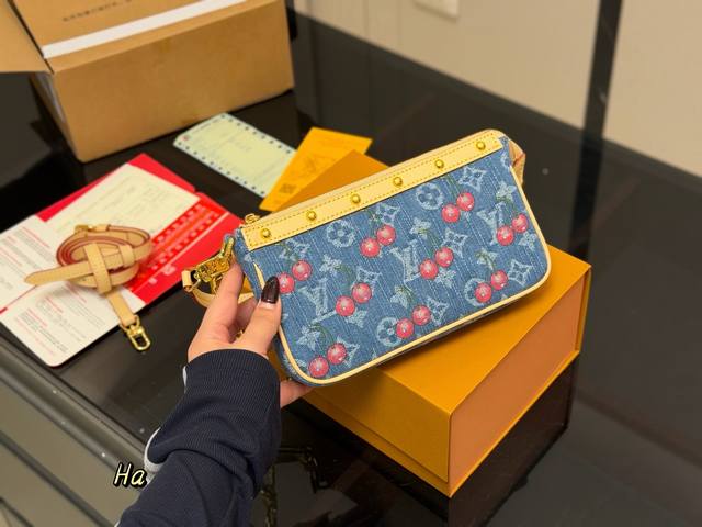 Comes with a folding box/airplane box. Size: 21.12cm. Newly popular mahjong bag.