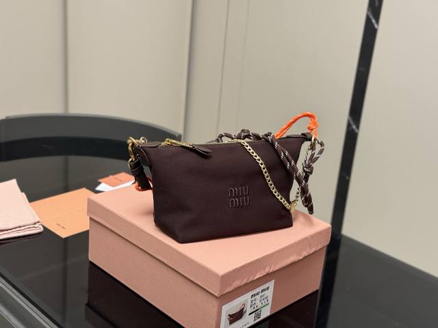 Comes with a box. Size: 18*15cm (bottom width). Miumiu canvas mini lunchbox~ Com