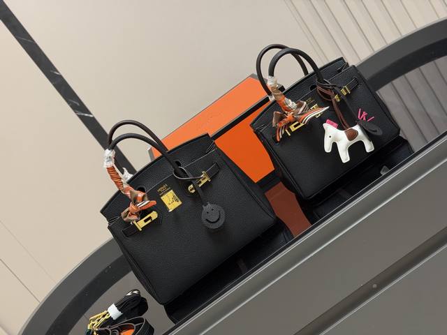 Comes with a folding box. Size: 30cm x 25cm. It's Birkin bag season! Original He