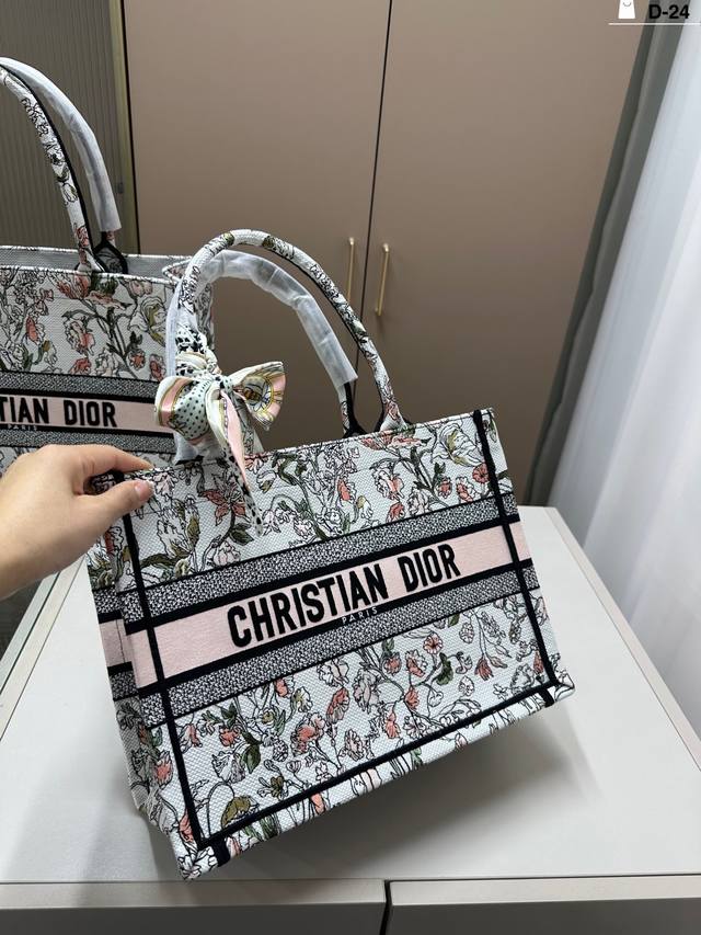 36cm with scarf. Dior Dior Tote bag. Perfect for everyday outings, guaranteed to
