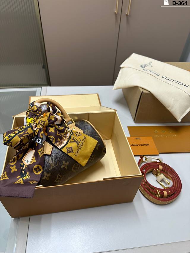 Chip version Lv Classic pillow bag This size is just right for summer A must-hav