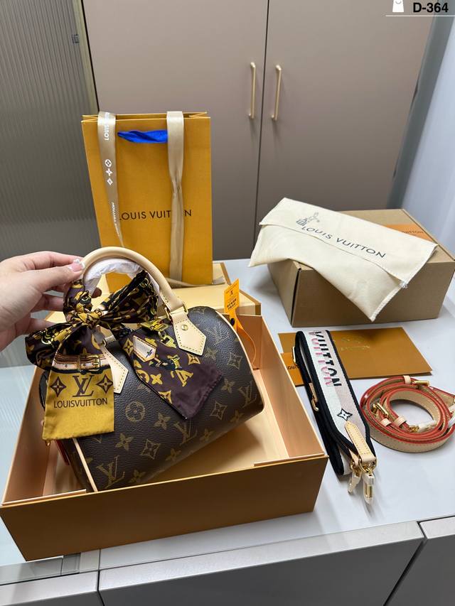 Chip version Lv Classic pillow bag This size is just right for summer A must-hav