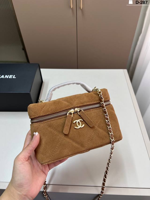 Chanel handbag with handle. Can be worn on the shoulder or crossbody, this super