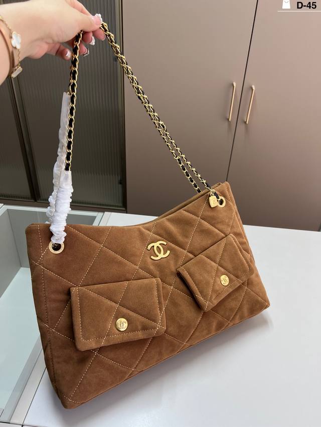 Chanel 25K Hobo Tote Chain Bag. Classic large diamond quilting and chain