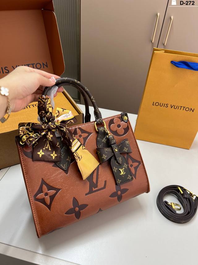 Lv Jungle Onthego Tote bag has a new color! I love the new color of the Lv Onthe