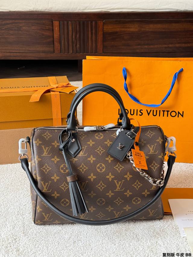 Replica Leather Louis Vuitton Speedy Soft 30 Pillow Bag. This Louis Vuitton Spee
