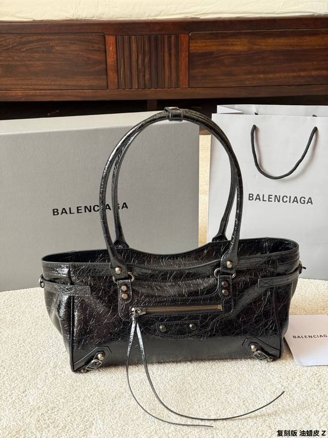 Replica Balenciaga Le City Motorcycle Bag in Waxed Leather. Made of black top-gr