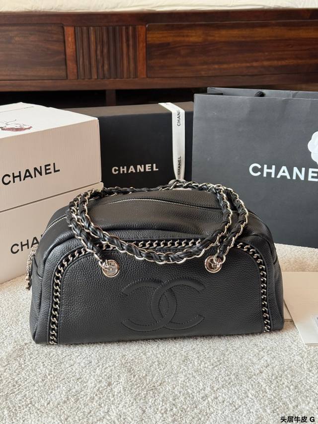 Top-grain cowhide Chanel bowling bag. This Chanel bowling bag features a classic