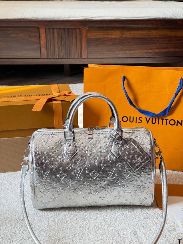 LV Speedy Soft 30 Pillow Bag The LV Speedy Soft 30 pillow bag features classic M