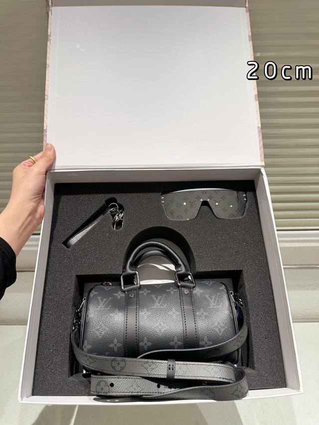 Set of LV box bag sunglasses charm messenger bag is a timeless classic all versa