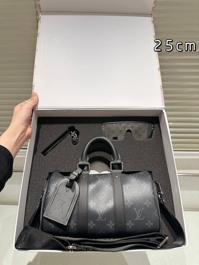 Set of LV box bag sunglasses charm messenger bag is truly a timeless piece All a