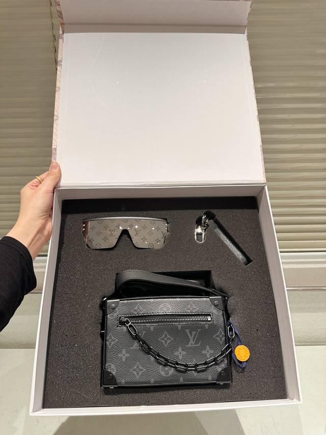 Set of LV box bag sunglasses charm messenger bag is a timeless classic all versa